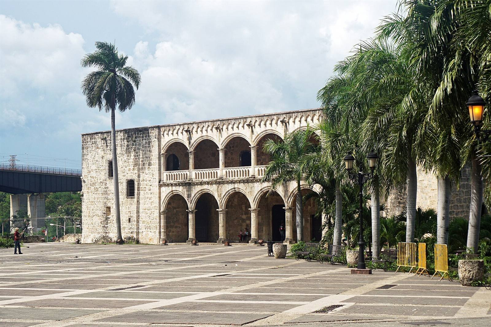 Alcázar de Colón · 1 km